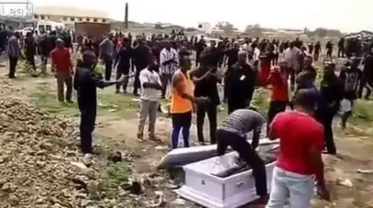 Deadman wakes up in the middle of his burial ceremony (video) 2